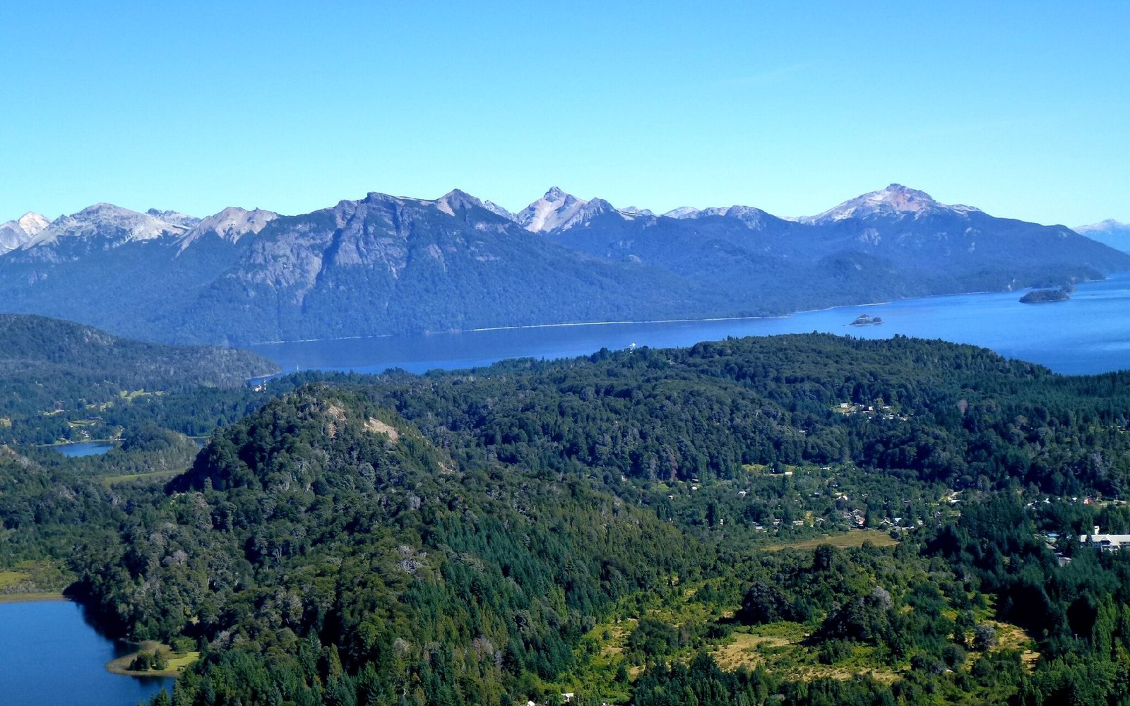 Ruelas coloridas do Centro Bariloche ao amanhecer